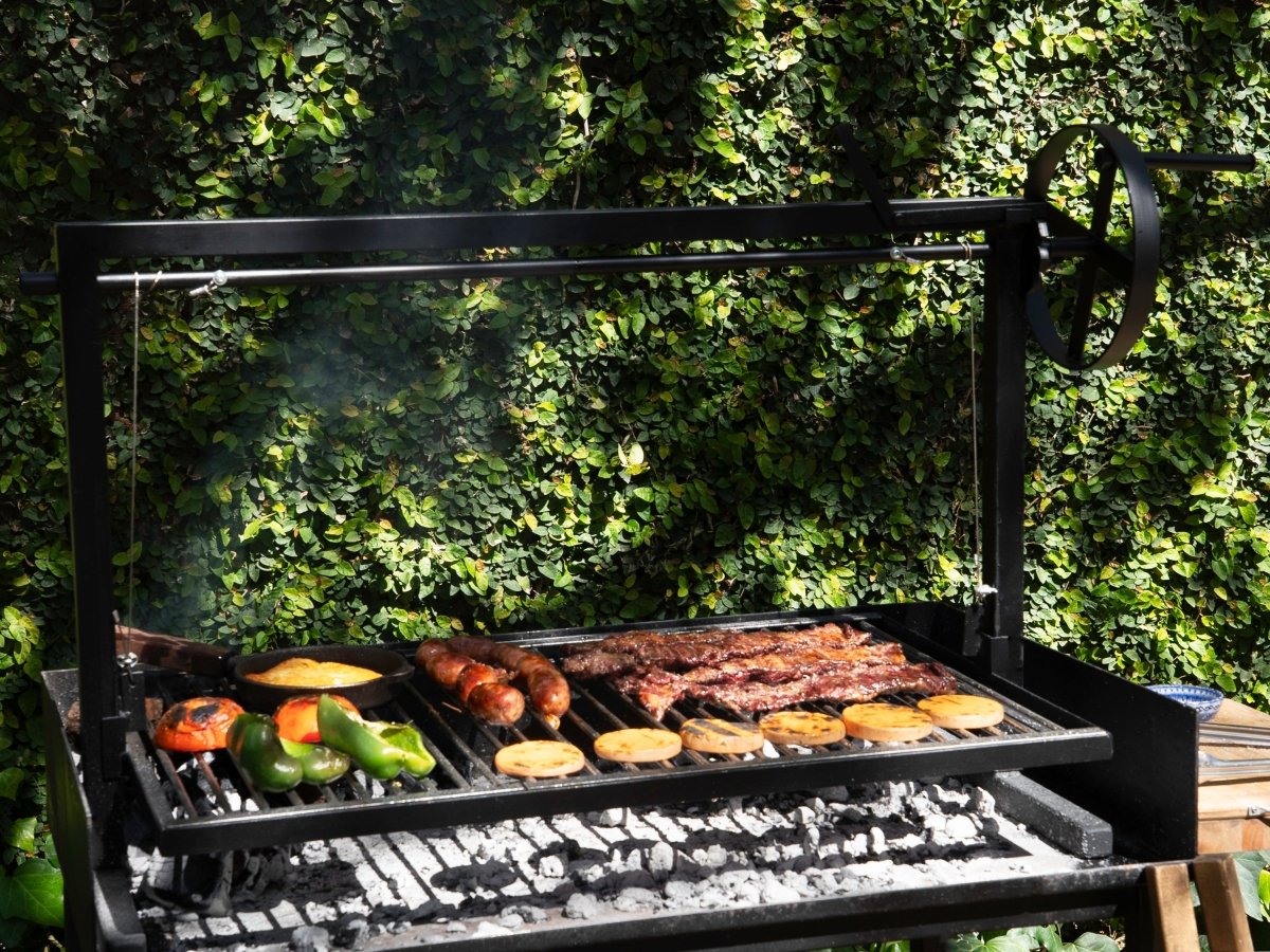 Argentinischer Santa Maria Grill Aus Eisen – Mit Verstellbarem Rost (80x50cm), Inkl. Pfanne & Werkzeug