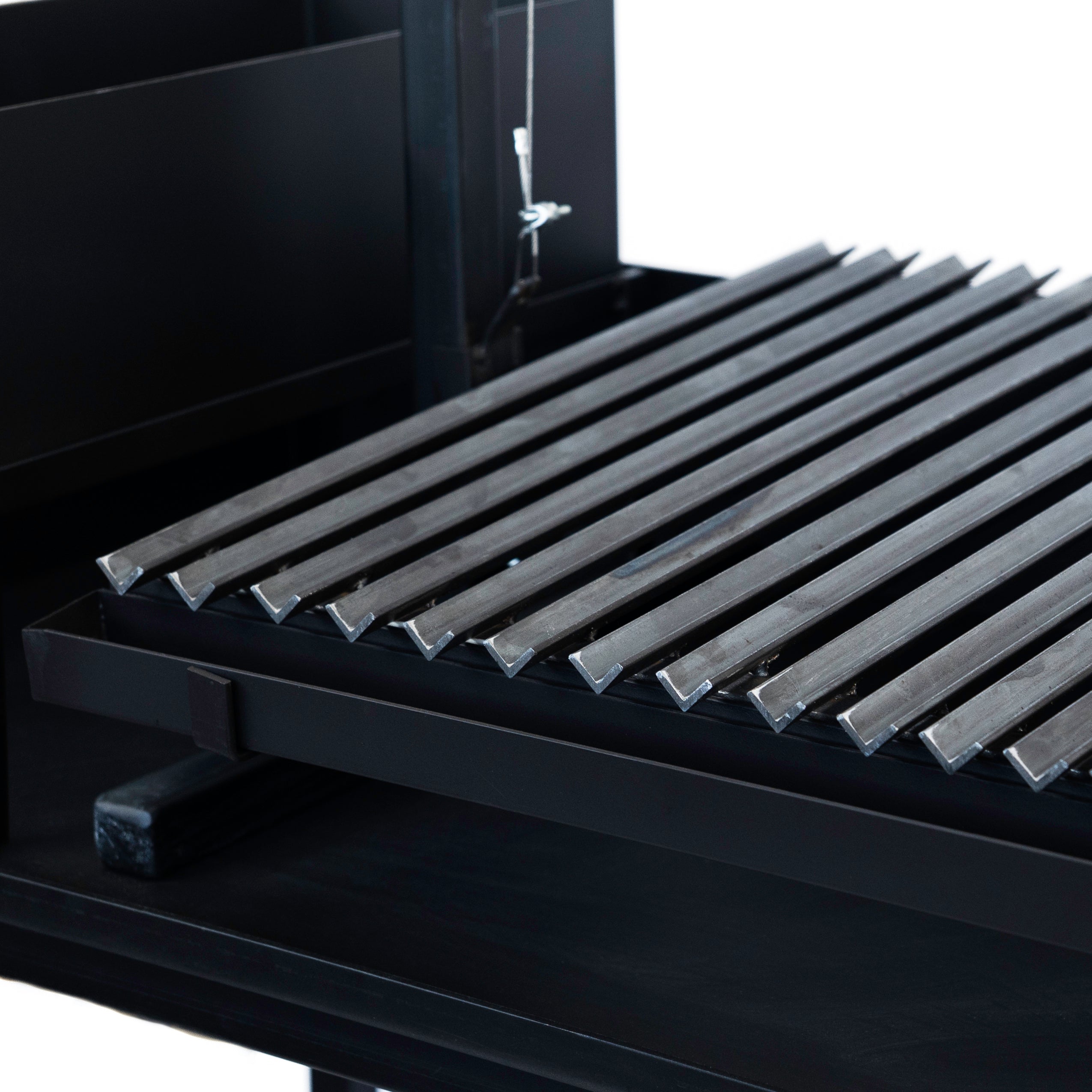 Premium Santa Maria Grill with V-Shaped Grates and Cart