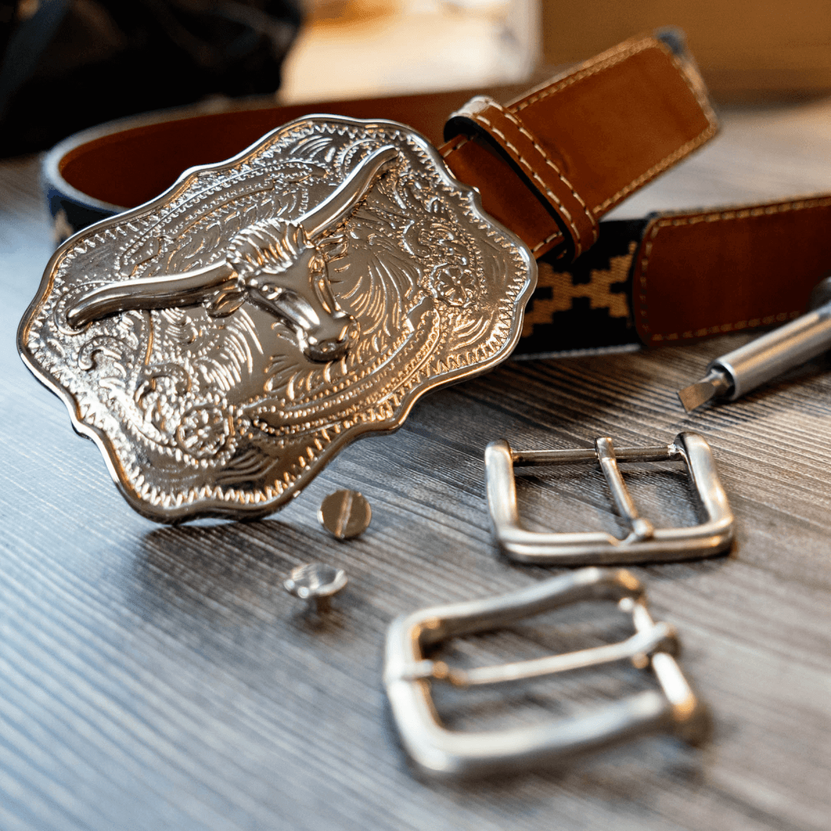 Interchangeable shop belt buckles