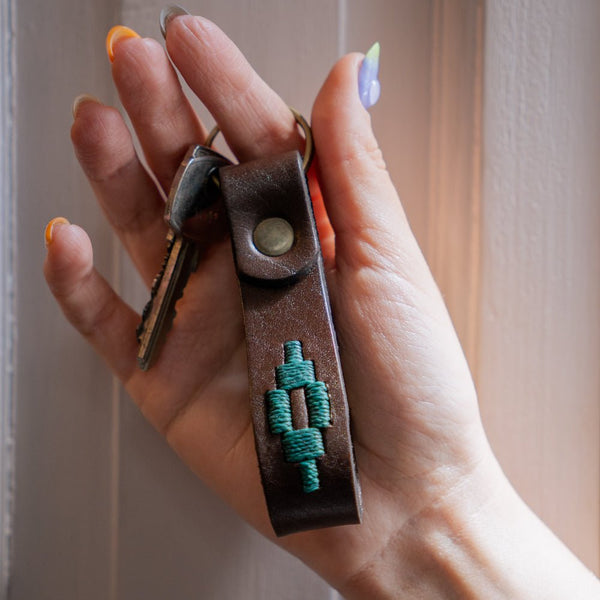 Llavero de cuero marrón bordado