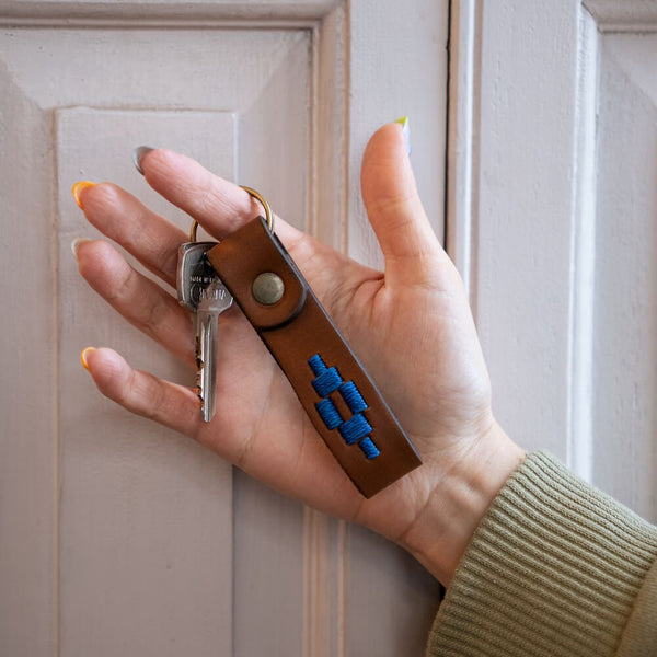 Llavero de cuero tabaco bordado