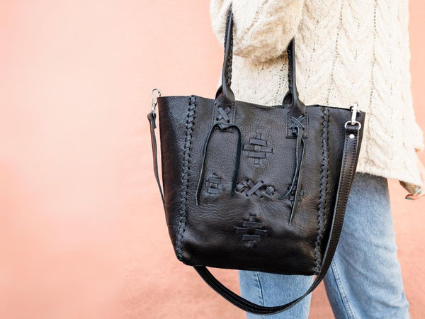 Bolso de cuero estilo boho con detalles tejidos